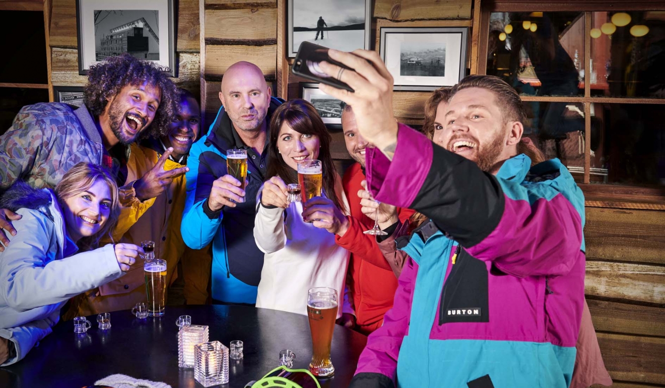 Vrienden bar stube bier drankjes selfie