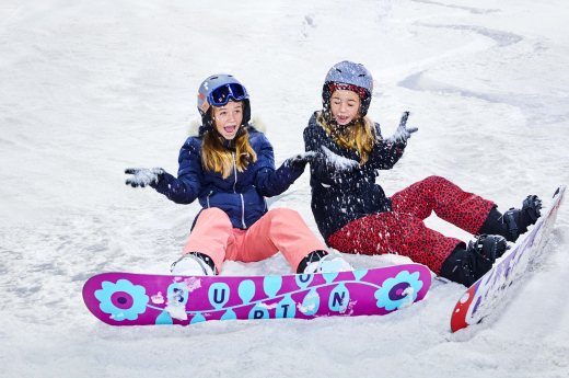 Kinderen snowboard sneeuw piste