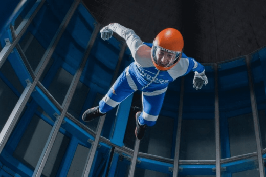 Indoor skydive actiefoto