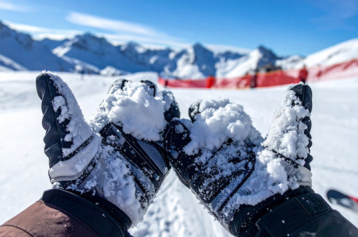Handschoenen in de sneeuw