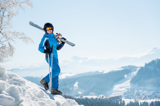 Skiër met ski's in de hand