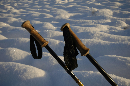 Skistokken in de sneeuw