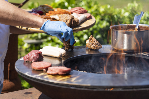 Vlees op vuurtafel bbq