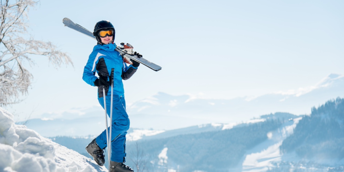 Skiër met ski's in de hand