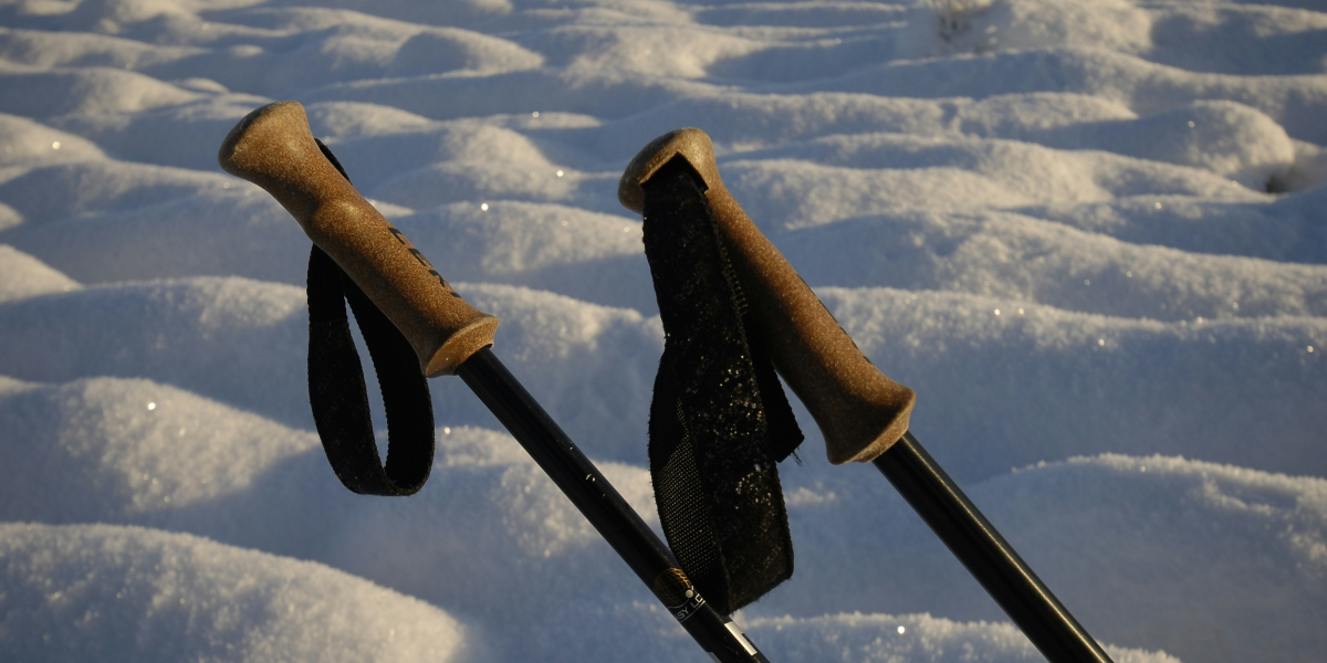 Skistokken in de sneeuw