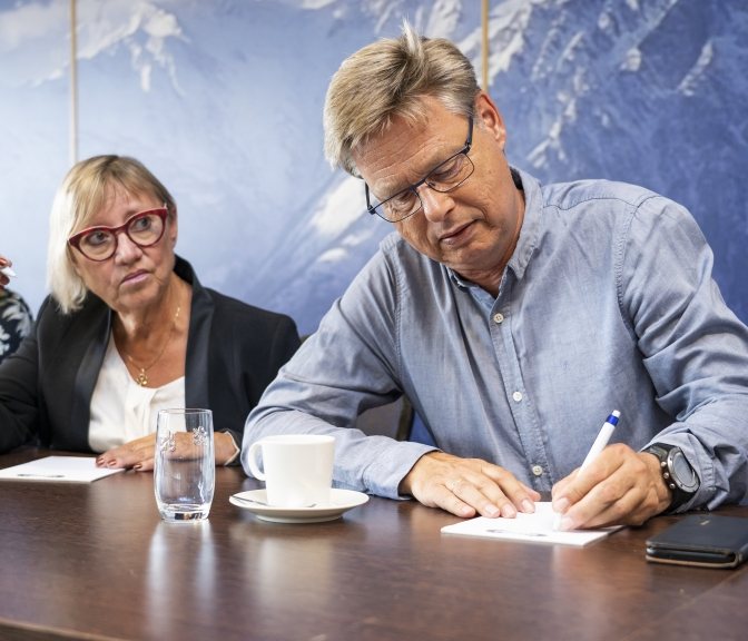vergaderen bij snowworld meeting zakelijk groepen 